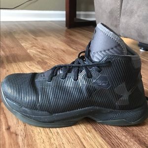 Curry 2.5 Black